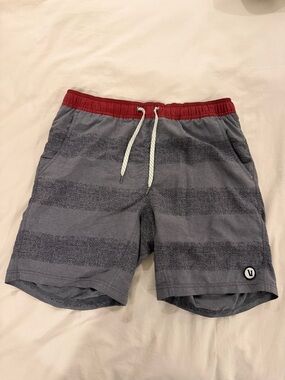 Vuori Gray Striped KORE shorts 7” Large